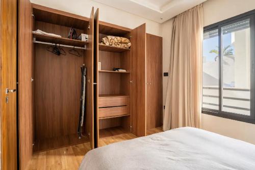 - une chambre avec un lit et une grande fenêtre dans l'établissement SUITE APPARTEMENT BOURGOGNE 2 pièces, à Casablanca