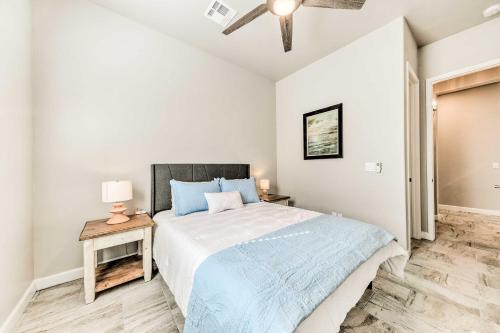 een slaapkamer met een bed en een tafel met een lamp bij Pet-Friendly Las Cruces Home about 7 Mi to Dtwn! in Las Cruces