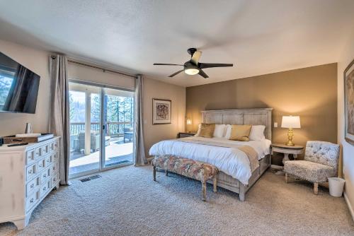 um quarto com uma cama e uma ventoinha de tecto em Pollock Pines Mums Retreat with Large Deck! em Pollock Pines