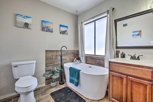 ein Badezimmer mit einer Badewanne, einem WC und einem Waschbecken in der Unterkunft Charming Santa Teresa Retreat with Backyard! in Santa Teresa
