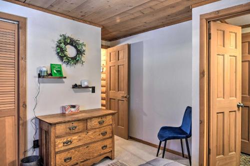 Cette chambre comprend une commode en bois et une chaise bleue. dans l'établissement Grand Lake Cabin with Mountain Views and EV Charger!, à Grand Lake