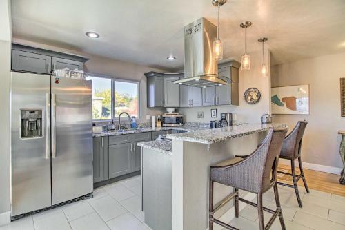 Una cocina o cocineta en Gorgeous Albuquerque Getaway with Private Yard!