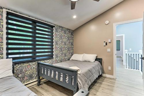 1 dormitorio con 2 camas y ventana en Lakefront Catskills Getaway with Private Deck!, en Forestburgh