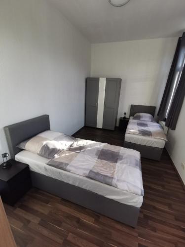 2 camas en una habitación con suelo de madera en Seeblick - a73006 en Magdeburgo