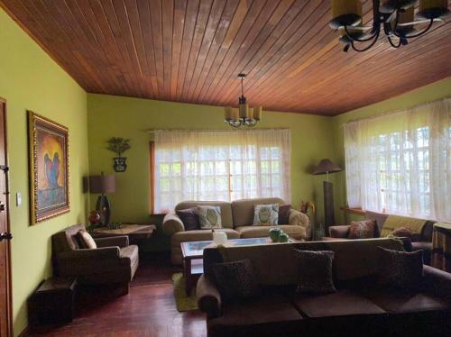 a living room with a couch and chairs at Los Alessandria in Cerro Punta