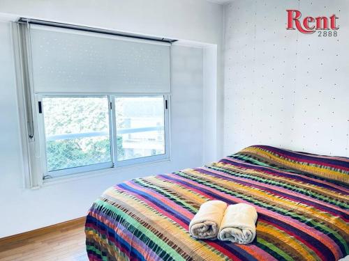 1 dormitorio con 1 cama con 2 toallas en Rent Forest en Buenos Aires