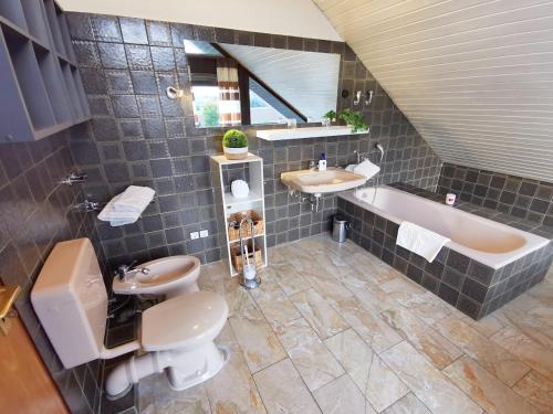 Ένα μπάνιο στο Ferienwohnung Fichtner