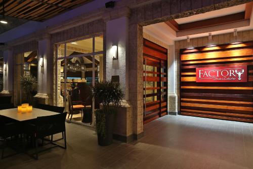 a restaurant entrance with a sign on the door at Real Intercontinental Metrocentro Managua by IHG in Managua