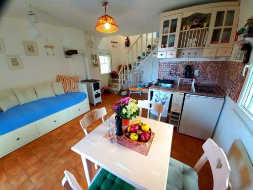 uma cozinha e uma sala de estar com uma mesa com fruta em Honey hill apartment Fruska Gora em Čerević