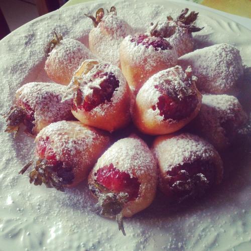 a plate of donuts covered in powdered sugar at Guest House I Vicini di Cesare in Castelnuovo