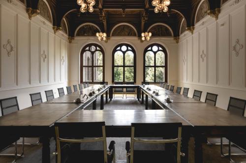 a large conference room with a long table and chairs at Hotel Schloss Neetzow in Neetzow