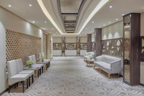 ein Flur mit Stühlen und ein Wartezimmer in der Unterkunft Crowne Plaza Riyadh Palace by IHG in Riad