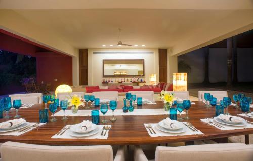 Χώρος καθιστικού στο Stunning 7Bd Beachfront Villa Fully Staffed with access to St Regis 4 Seasons & More