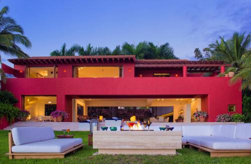 Χώρος καθιστικού στο Stunning 7Bd Beachfront Villa Fully Staffed with access to St Regis 4 Seasons & More