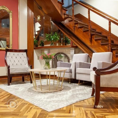 a living room with chairs and a table at Dorado Hotel Boutique - Tacna in Tacna