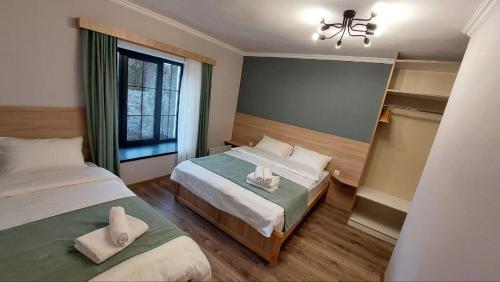 Habitación de hotel con 2 camas y ventana en White house Dsegh, en Tumanyan