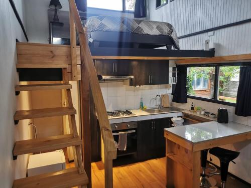 a kitchen with a loft bed in a tiny house at Loft a pasos del centro con estacionamiento in Los Ángeles