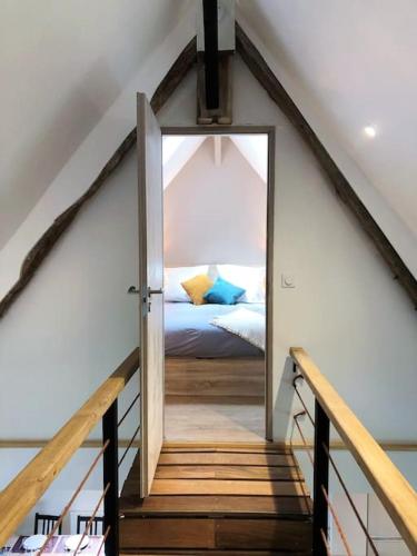 un escalier avec une porte menant à une chambre. dans l'établissement Appartement au calme entre Terre et Mer. Proche Honfleur (5min) Deauville (15min), à Barneville-la-Bertrand
