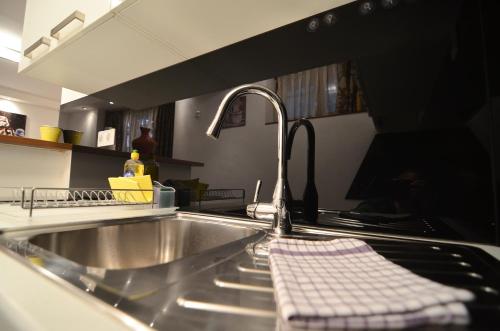 een gootsteen met een geruite handdoek erop bij Old Town Studio Sarajevo in Sarajevo