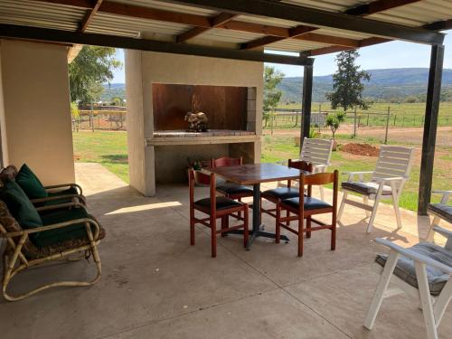 patio con mesa, sillas y TV en Family unit, en Kromriver