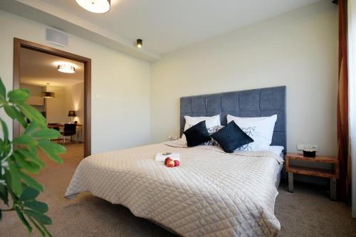 ein Schlafzimmer mit einem großen Bett mit blauem Kopfteil in der Unterkunft 313 w PIĘCIOGWIAZDKOWYM HOTELU ROYAL TULIP SAND plaża 200 m DOBRUK APARTAMENTY in Kołobrzeg