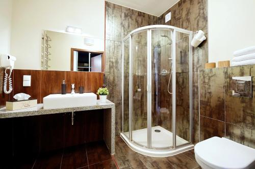 ein Badezimmer mit Dusche, Toilette und Waschbecken in der Unterkunft 313 w PIĘCIOGWIAZDKOWYM HOTELU ROYAL TULIP SAND plaża 200 m DOBRUK APARTAMENTY in Kołobrzeg