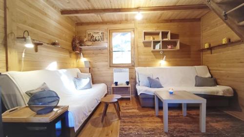 Zimmer mit einem Bett, einem Sofa und einem Tisch in der Unterkunft Vikendica Boki i Maki in Divčibare