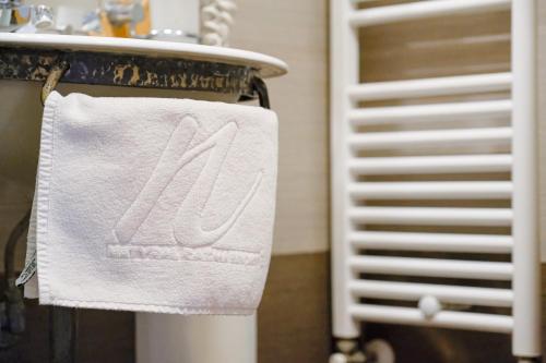 un asciugamano bianco appeso a un lavandino in bagno di Natyral Razma Resort a Razëm