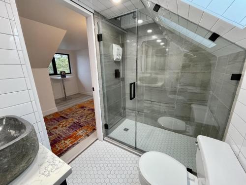 A bathroom at Salt Loft - Oceanfront, Hot Tub And Firepit!