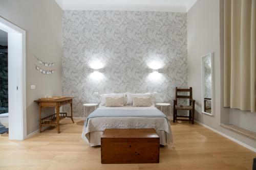 ein Schlafzimmer mit einem Bett und einem Tisch in einem Zimmer in der Unterkunft Room24 R in Bari