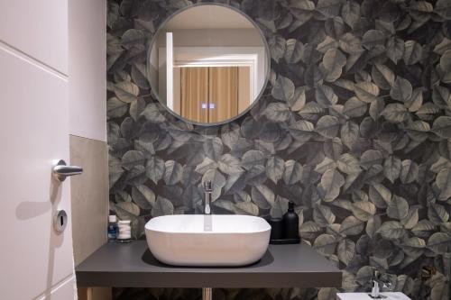 ein Bad mit einem Waschbecken und einem Spiegel in der Unterkunft Room24 R in Bari