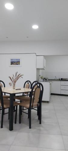 comedor con mesa y sillas en la cocina en Precioso apartamento en el centro de San Luis en San Luis