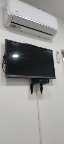 TV de pantalla plana pegada a la pared en Precioso apartamento en el centro de San Luis en San Luis