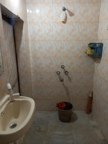 Bilik mandi di THUBE Saheb B&B
