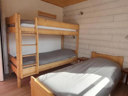 a room with two bunk beds in a cabin at Appartement La Clusaz, 2 pièces, 6 personnes - FR-1-459-83 in La Clusaz