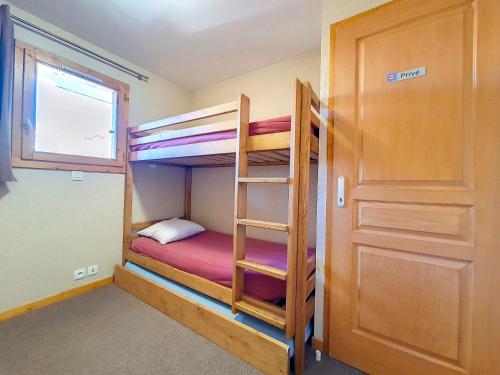 Ένα ή περισσότερα κρεβάτια σε δωμάτιο στο Appartement skis aux pieds, 4 personnes, balcon sud - FR-1-344-854