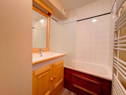 Ένα μπάνιο στο Appartement skis aux pieds, 4 personnes, balcon sud - FR-1-344-854