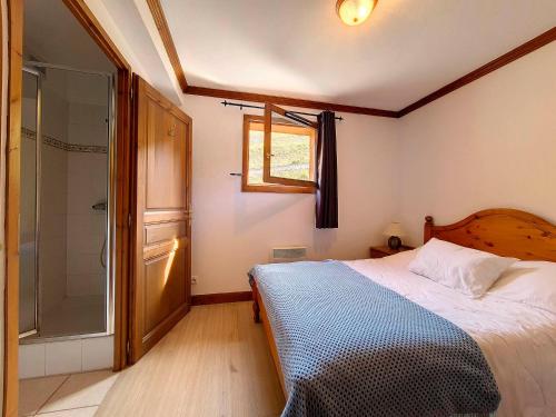 une chambre avec un lit et une douche en verre dans l'établissement Appartement spacieux Départ ski aux pieds Terrasse - FR-1-344-792, aux Menuires