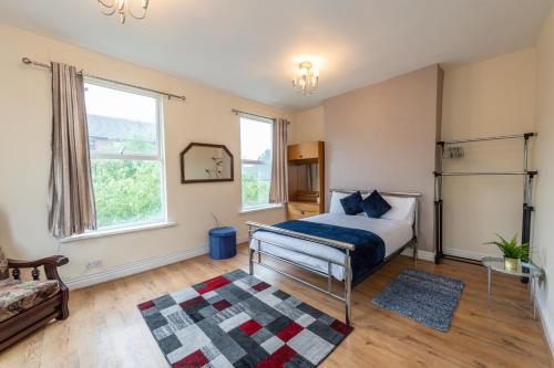 ein Schlafzimmer mit einem Bett und einem Sofa in der Unterkunft Oak Room in Liverpool