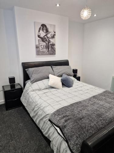 sypialnia z dużym łóżkiem w pokoju w obiekcie Cosy Nite B&B w Birmingham