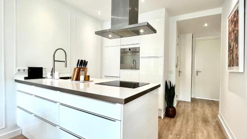 cocina con armarios blancos y encimera negra en New stylish 1 bedroom apt w/ 2 balconies in Centrum en Ámsterdam