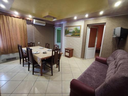 - un salon avec une table et un canapé dans l'établissement Jasmin, à Artashat