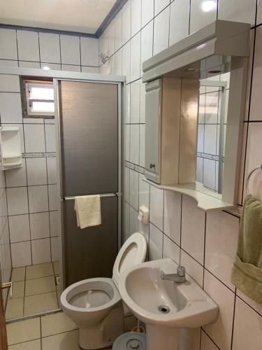ein kleines Bad mit WC und Waschbecken in der Unterkunft Villa Do Mar in Palhoça