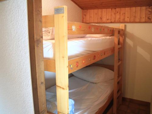 シャテルにあるAppartement Châtel, 2 pièces, 6 personnes - FR-1-200-261の二段ベッド2組が備わる客室です。