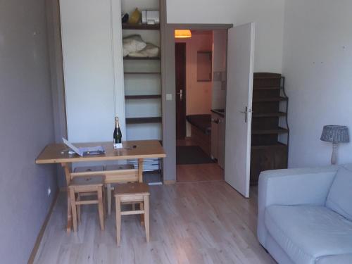 un salon avec une table et un canapé dans l'établissement Studio cosy avec balcon, au pied des pistes - 2 pers., kitchenette équipée, animations hiver/été - FR-1-689-109, à Villard-de-Lans