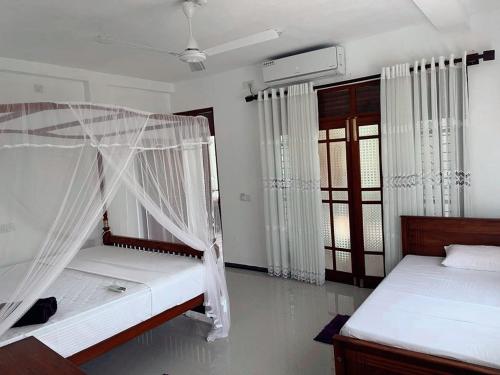 Кровать или кровати в номере Sunnyplace Guest Mirissa