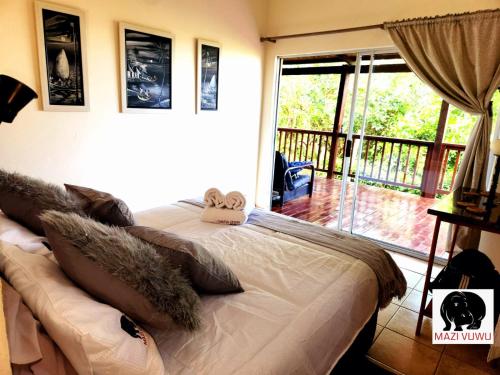 1 dormitorio con 1 cama y balcón en Mazi Vuwu Ponta Malongane en Ponta do Ouro