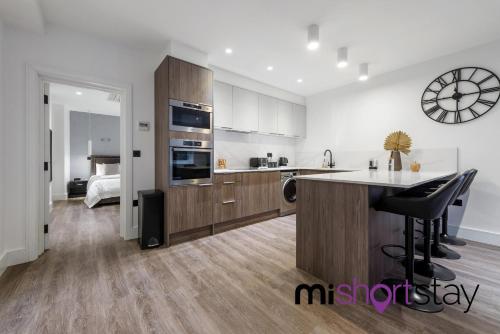 een keuken met een eiland in het midden van een kamer bij The Residence Fitzrovia - Private One Bedroom Apartment With Own Entrance in Londen
