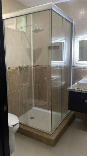 eine Glasdusche im Bad mit WC in der Unterkunft Suite Hotel San Salvador in San Juan de los Lagos