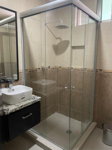 eine Glasdusche im Bad mit Waschbecken in der Unterkunft Suite Hotel San Salvador in San Juan de los Lagos